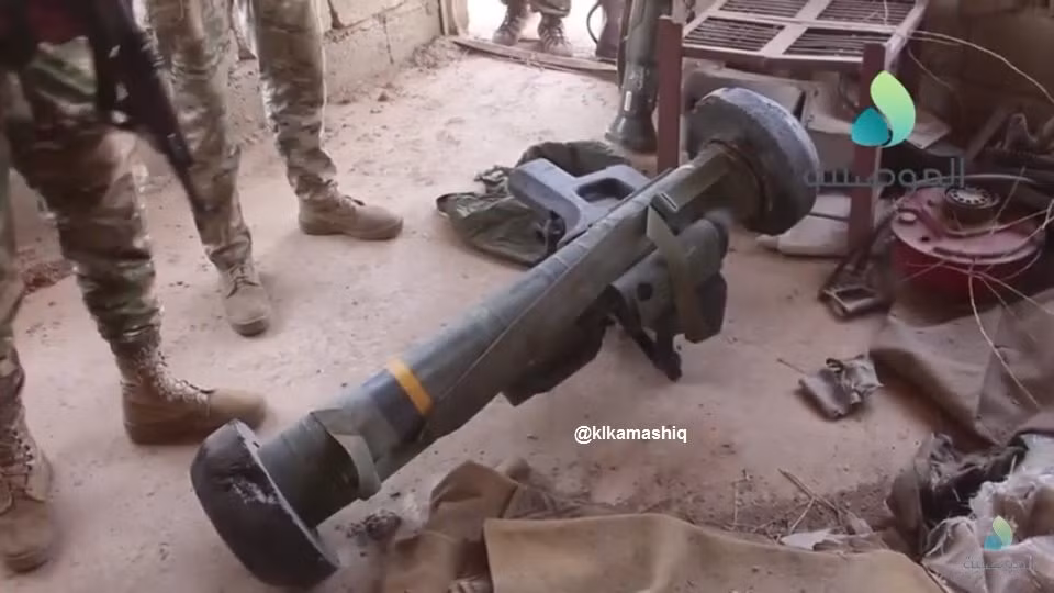 Theo mạng xã hội Trung Đông, Quân đội Iraq trong một chiến dịch tấn công phiến quân IS ở Tal Afar đã bắt được một vũ khí chiến lợi phẩm gây kinh ngạc - ống phóng tên lửa chống tăng Javelin do Mỹ sản xuất. Nguồn ảnh: kIkamashiq
