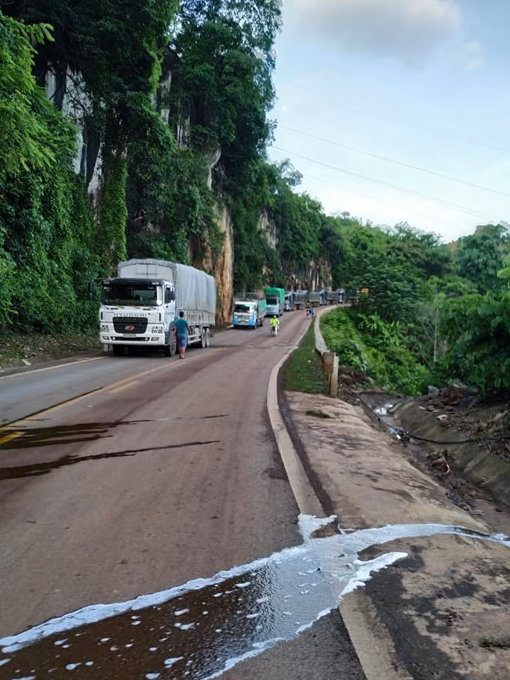 Son La: Mua lon bun dat tran mat duong, QL6 tac duong cuc bo-Hinh-3