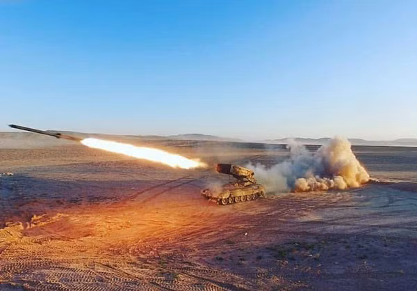 Hãng thông tấn Fars mới đăng tải hình ảnh cho thấy Quân đội Syria đã triển khai cả hệ thống pháo phản lực TOS-1A Buratino cực mạnh nhằm bảo vệ Đông căn cứ không quân T4 trước sự tấn công mãnh liệt của phiến quân IS trong mấy ngày gần đây. Nguồn ảnh: Fars