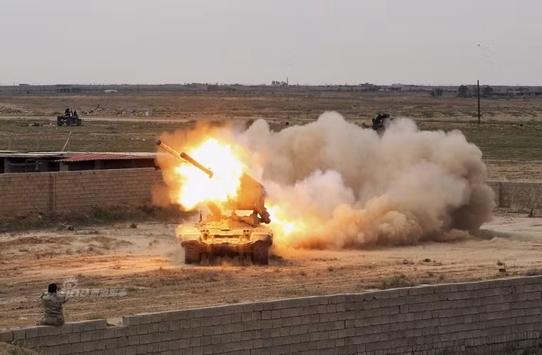 TOS-1A được thiết kế để vô hiệu hóa các khí tài bọc thép hạng nhẹ, xe thiết giáp, đốt cháy và phá hủy các công trình và tòa nhà. Hệ thống này đạt hiệu suất tiêu diệt sinh lực của đối phương bố trí tại các cứ điểm ở địa hình trống trải cũng như trong công trình kiên cố, phóng ra mảnh đạn và sóng xung kích trên địa bàn khu vực mục tiêu nhờ sử dụng hàng loạt đạn phản lực tên lửa không điều khiển có phần đầu đạn nhiệt áp và tỏa khói gây cháy. Nguồn ảnh: Sina