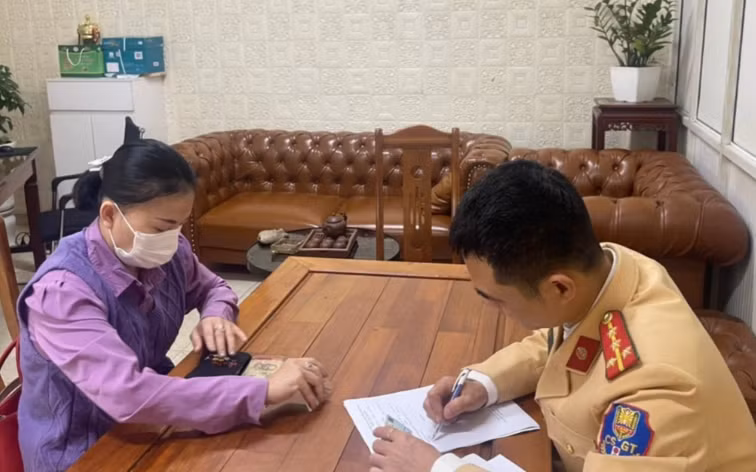 Người phụ nữ "dính cồn" trên phố Trần Cung bị phạt 35 triệu đồng: Ngày 11/3, Chủ tịch UBND TP Hà Nội đã ban hành Quyết định xử phạt vi phạm hành chính đối với bà L.H.T. (SN 1988, ở quận Tây Hồ, Hà Nội), về hành vi điều khiển ô tô mà trong hơi thở có nồng độ cồn. Theo đó, bà L.H.T. bị xử phạt với tổng số tiền là 35 triệu đồng tước quyền sử dụng giấy phép lái xe hạng B1, thời hạn 23 tháng. Trước đó, khoảng 23h ngày 5/3, bà L. H. T điều khiển ô tô trên đường Trần Cung đã va chạm với 1 xe máy đang dừng sát vỉa hè. 