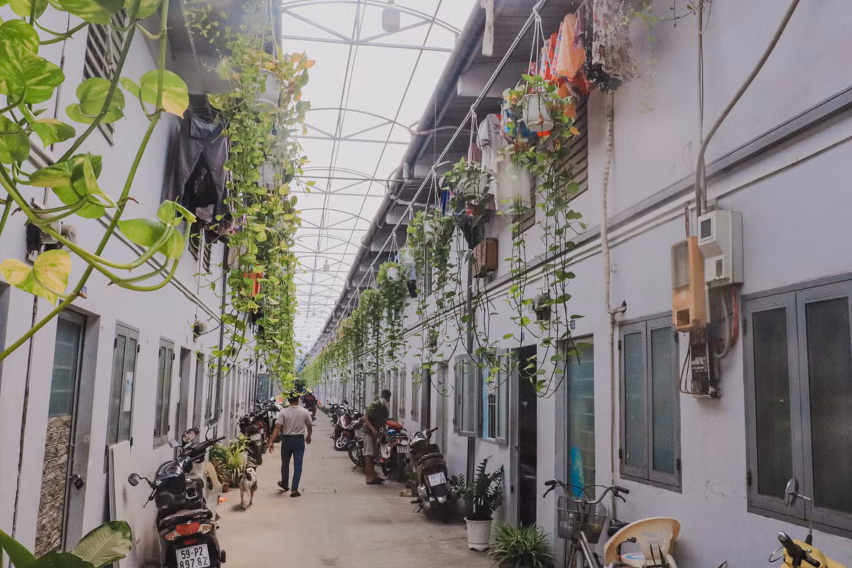 Vào thời điểm khám nghiệm, các trinh sát phát hiện người phụ nữ này có mặc chiếc quần công nhân của một công ty lớn có trụ sở tại Thái Nguyên và Bắc Ninh. Từ manh mối này, Công an tỉnh Thái Nguyên đã phát đi thông báo truy tìm, đồng thời tiến hành rà soát toàn bộ các khu nhà trọ liên quan đến nhà máy trên xem có nữ giới nào mất tích hay không? (Ảnh minh họa, nguồn internet)