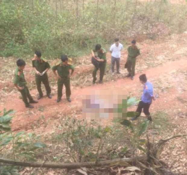 Mở rộng vùng khám nghiệm, các giám định viên phát hiện xung quanh chỗ nạn nhân tử vong có nhiều vết máu dính trên lá cây, cỏ. Điều này giúp khẳng định, người phụ nữ này bị sát hại ngay tại chỗ. Qua nhận diện ban đầu, nhiều người dân xung quanh khu vực đều cho biết nạn nhân rất lạ mặt, chắc chắn không phải dân trong vùng. Cơ quan công an cũng không thu được bất cứ giấy tờ tùy thân nào để giúp tìm ra tung tích người phụ nữ xấu số ấy. (Nơi phát hiện thi thể nạn nhân) 