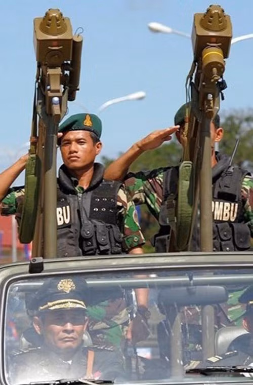 Năm 2015, Campuchia từng mua số lượng lớn tên lửa vác vai phòng không do Trung Quốc chế tạo và các thiết bị quân sự cần thiết để tăng cường khả năng quốc phòng và bảo vệ toàn vệ lãnh thổ của Campuchia Đáng chú ý nhất là dòng tên lửa vác vai FN-6. Ảnh: Tên lửa vác vai FN-6 đặt trên xe cơ giới của Quân đội Campuchia trong một cuộc diễu, duyệt binh.