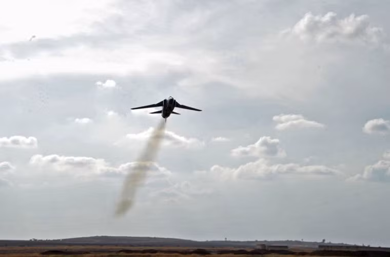 …nhưng không thể ngăn được các chiến đấu cơ MiG-21/23 lao lên bầu trời trút bom xuống chính chúng.