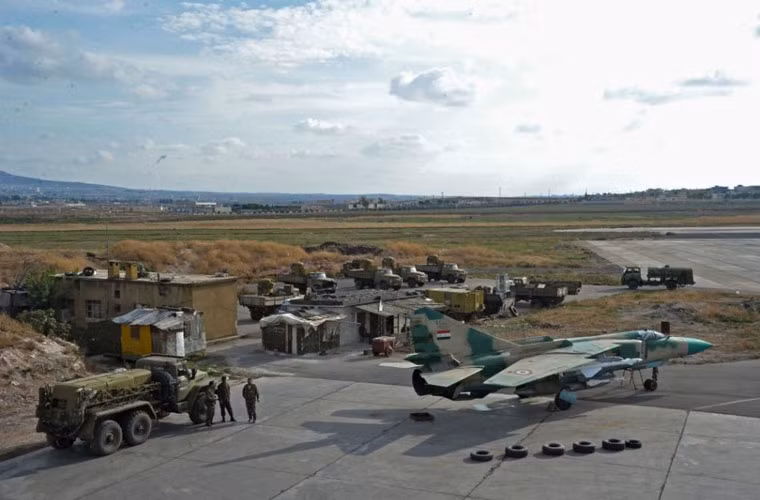 Đặc biệt hơn, các chiến đấu cơ Syria tại căn cứ Hama vẫn trong tình trạng chiến đấu cao, luôn luôn sẵn sàng cất cánh phối hợp với các lực lượng Không quân Nga và Không quân Syria ở những nơi khác không kích phiến quân IS.