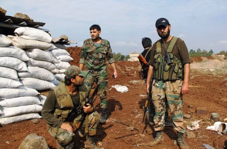 Các binh sĩ Syria tại một công sự phòng ngự quanh căn cứ.