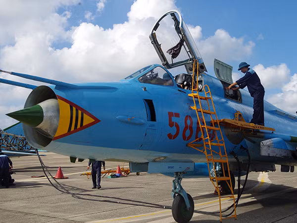 Trong ảnh là máy bay Su-22M4 của Trung đoàn tiêm kích – bom 937 – một trong những đơn vị được giao nhiệm vụ bảo vệ quần đảo Trường Sa. Trung đoàn thường xuyên đưa các máy bay Su-22M4 ra tuần tra, bảo vệ Trường Sa suốt nhiều năm qua. Nguồn ảnh: Báo Phòng không – Không quân