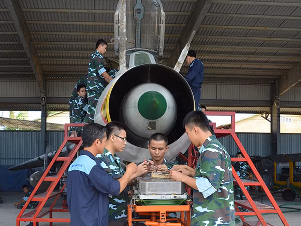 Về phần máy bay Su-22, những chiếc Su-22M/M4 chúng ta nhận được từ Liên Xô giai đoạn những năm 1980. Các máy bay này có tuổi thọ khoảng 2.000 giờ bay, hoặc tương đương với 20 năm sử dụng. Như vậy tới nay đã khoảng 30 năm, nhưng các máy bay Su-22 như đã biết vẫn hoạt động đầy đủ trong lực lượng KQND Việt Nam. Do đó, có thể nói rằng Nhà máy A32 đã hoàn thành thành công việc đại tu, tăng hạn sử dụng Sukhoi Su-22. Nguồn ảnh: Báo Phòng không – Không quân