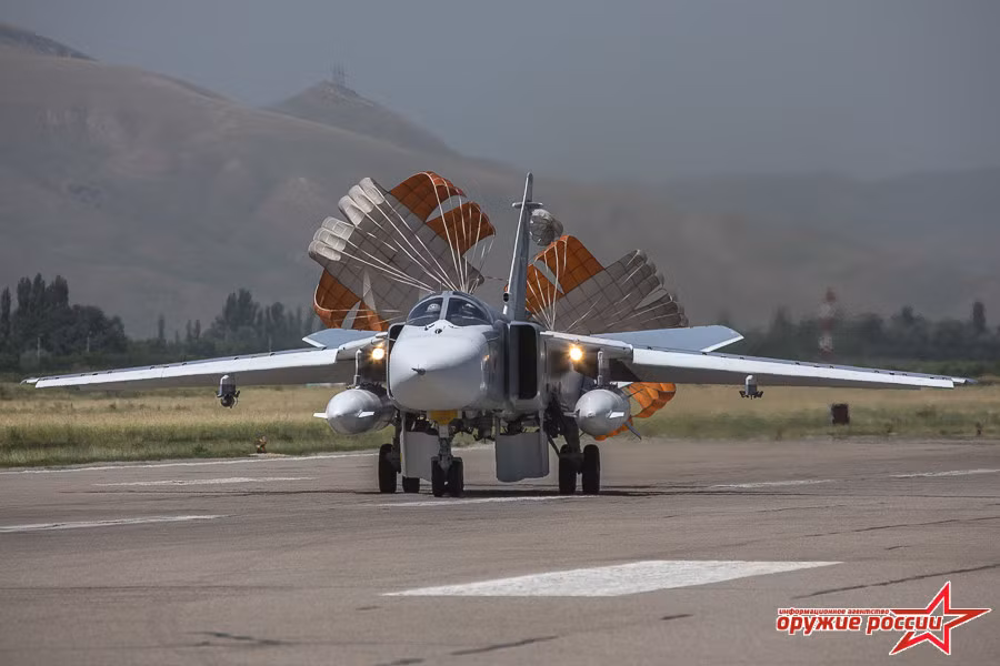 Một chiếc Su-24M2 hoàn tất nhiệm vụ tiêu diệt khủng bố, trở về căn cứ an toàn. Nguồn ảnh: Arms-Expo