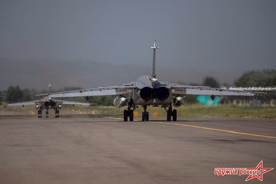 Biên đội máy bay tiêm kích – bom Su-24M2 chuẩn bị cất cánh. Nguồn ảnh: Arms-Expo
