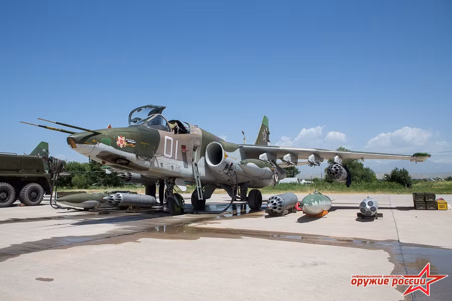 Trong ảnh, máy bay cường kích Su-25 đang được chuẩn bị vũ khí trước khi tham gia chống khủng bố ở Tajikistan. Nguồn ảnh: Arms-Expo