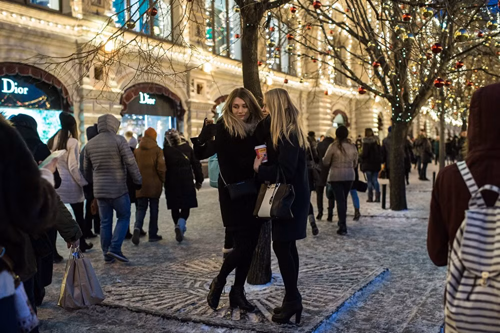 Hai cô gái chụp ảnh giữa con phố đi bộ ở Moscow. Ảnh Sputnik