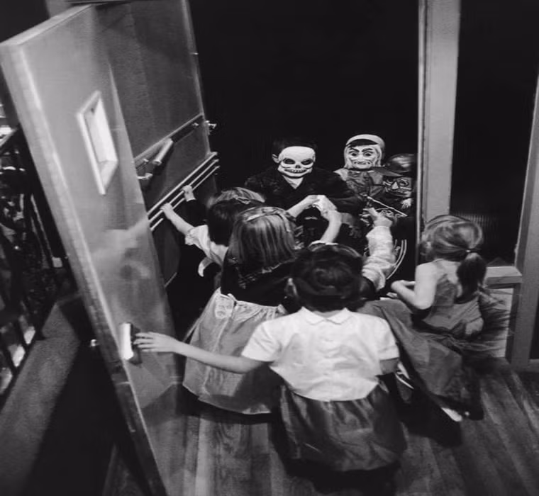 Các em nhỏ tham gia lễ hội Halloween những năm 1960.