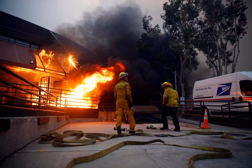 Lực lượng cứu hỏa cố gắng dập tắt đám cháy tại một ngôi nhà ở California.