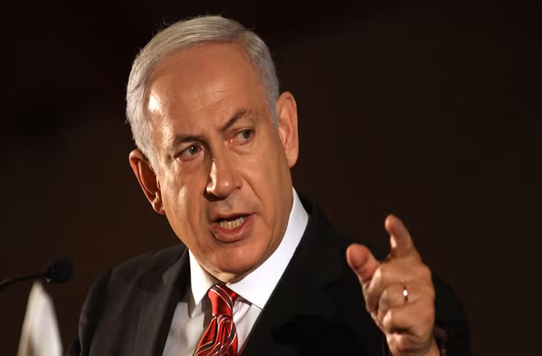 Trong khoảng thời gian 2003-2005, ông Netanyahu giữ chức vụ Bộ trưởng Tài chính Israel. Ông Netanyahu được bổ nhiệm làm Bộ trưởng Ngoại giao trong các khoảng thời gian từ tháng 11/2002 đến tháng 2/2003, từ tháng 12/2012 đến tháng 11/2013 và từ tháng 5/2015 đến nay. Ảnh: Daily Beast.