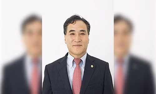 Hiện tại, ông Kim Jong Yang (ảnh) người Hàn Quốc và ông Alexander Prokopchuk người Nga đang là hai ứng viên sáng giá cho vị trí này. Người được bầu ra mới sẽ thay thế cựu Chủ tịch Mạnh Hoành Vĩ, người đang bị giam giữ tại Trung Quốc vì các cáo buộc hối lộ, đến hết nhiệm kỳ còn lại đến năm 2020. Ảnh: Interpol.