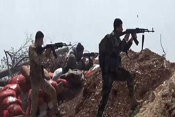 Được biết, vụ oanh kích mới nhất của Quân đội Syria nhằm đáp trả những đợt tấn công liên tục trước đó của các tay súng thánh chiến nhằm vào căn cứ của lực lượng chính phủ Damascus ở vùng nông thôn phía bắc tỉnh Hama. Ảnh: SANA.