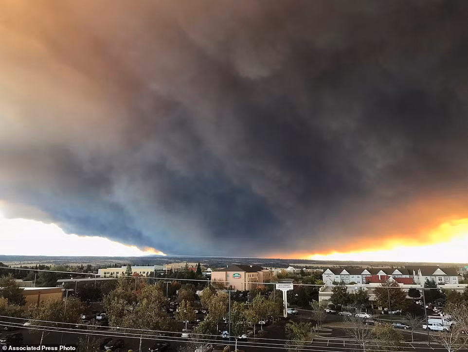 Quan chức bang California cho hay, đám cháy rừng kinh hoàng đã phá hủy nhiều công trình, nhà cửa và khiến nhiều người dân bị thương. Ảnh: AP.