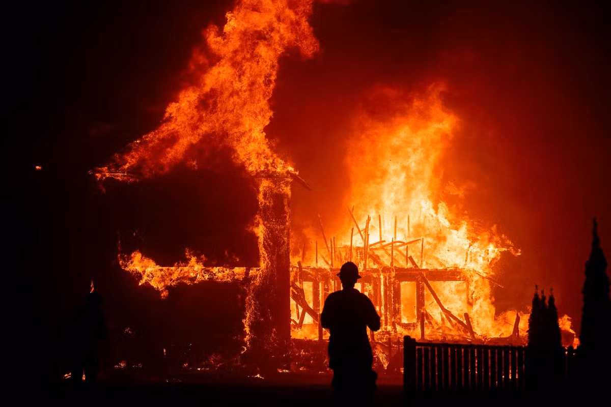Thống đốc bang California Gavin Newsom đã ban bố tình trạng khẩn cấp ở Bắc California do những đám cháy rừng nguy hiểm này. Ảnh: AP.