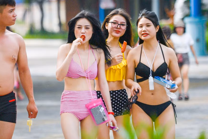 Đại diện công viên này cho biết: Lượng khách đổ về công viên nước trong hai ngày cuối tuần vừa qua khoảng 5.000 khách và đang tăng lên từng ngày.