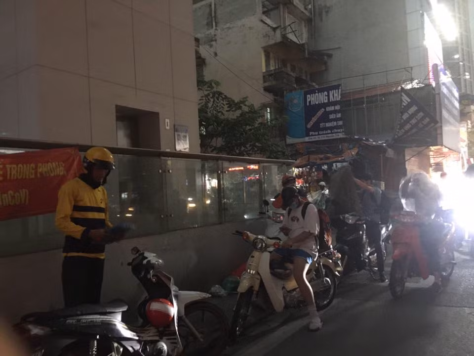 Nhiều người dân phải tấp vào lề đường khi mưa dông bất ngờ kéo đến để trú tạm, hoặc mặc áo mưa. Hiện tại, nhiều khu vực ở Hà Nội vẫn đang mưa lớn, kèm theo tiếng sấm. >>> Xem thêm video: An Giang: Mưa dông, hơn 600 căn nhà tốc mái