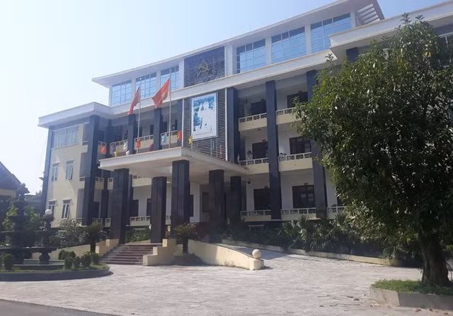 Món nợ 50 tỷ đồng của Huyện ủy, UBND huyện Yên Định chủ yếu như: Nợ tiền sửa sang cơ sở vật chất công sở Huyện ủy, UBND huyện; tiền xăng xe đi công tác của lãnh đạo; tiền sửa xe khi hư hỏng; tiền quà tặng các dịp đại hội, lễ kỷ niệm; tiền chè nước; tiền ăn uống, nghỉ ngơi khi tiếp khách... của lãnh đạo huyện.