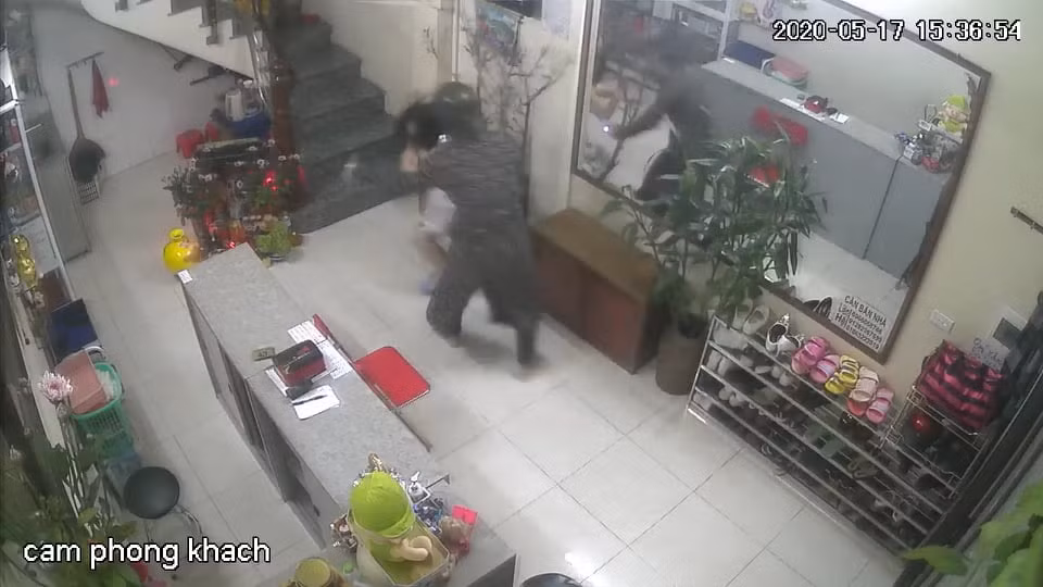 Hà Nội: Công an vào cuộc vụ người phụ nữ bị hành hung giữa ban ngày Ha Noi: Cong an vao cuoc vu nguoi phu nu bi hanh hung giua ban ngay