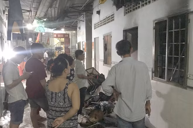 Ron nguoi ga dan ong tuoi xang dot vo cu