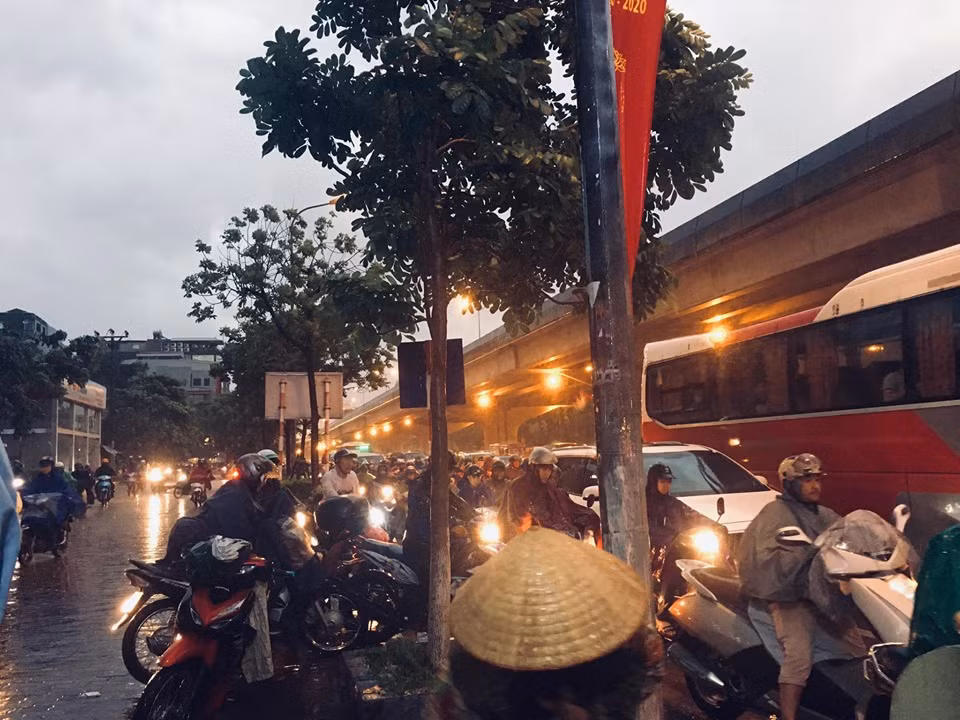 Nhiều phương tiện leo lên vỉa hè để di chuyển.