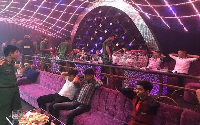  Phát hiện gần 100 người dương tính ma tuý trong quán bar: Khoảng 0h30 phút, ngày 19/7, lực lượng Phòng Cảnh sát điều tra tội phạm về ma túy Công an tỉnh Đồng Nai phối hợp với phòng Cảnh sát hình sự; Phòng Cảnh sát cơ động và Công an huyện Trảng Bom đã bất ngờ đột kích quán Bar, karaoke Romance tại xã Quảng Tiến, huyện Trảng Bom (Đồng Nai). Qua kiểm tra thực tế phía trong quán bar Romance, lực lượng công an đã phát hiện hơn 260 đối tượng đang vui chơi, nhảy nhót trong tiếng nhạc lớn; trong đó có nhiều bàn gồm cả nam và nữ đang sử dụng trái phép chất ma túy; nhiều đối tượng có biểu hiện phê ma túy tổng hợp. 