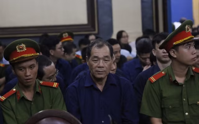 Ông cũng thừa nhận việc cho công ty của Cường vay không đúng quy định, chủ yếu do mình cùng Phan Huy Khang (nguyên Tổng giám đốc Ngân hàng Phương Nam) và Nguyễn Thị Xuân Trang bàn bạc và quyết định. Các nhân viên khác chỉ làm theo chỉ đạo. Xem thêm video: Trầm Bê xin giảm hình phạt vì thiếu hiểu biết. Nguồn: VTC 1.