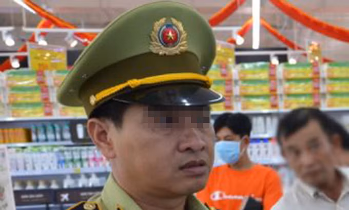Theo đơn tố cáo, hơn một năm qua, ông Hiếu và bà H. đã có mối quan hệ như vợ chồng khiến cuộc hôn nhân giữa ông T. và vợ rạn nứt, dẫn đến ly hôn. Theo ông T, ông Hiếu đã vi phạm Luật hôn nhân gia đình và vi phạm những điều đảng viên không được làm. 