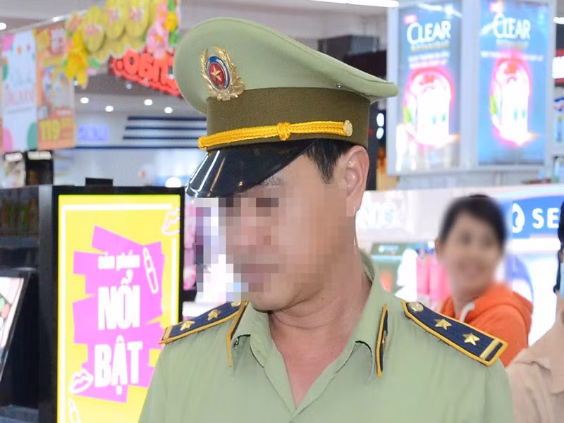 Ngày 13/7, Ủy Ban kiểm tra Đảng ủy khối Cơ quan và Doanh nghiệp tỉnh Tiền Giang đã ban hành quyết định kỷ luật cảnh cáo đối với ông Nguyễn Trung Hiếu (43 tuổi, Đội trưởng Quản lý thị trường số 6, thuộc Cục Quản lý Thị trường tỉnh Tiền Giang) do có quan hệ bất chính. Ông Hiếu bị kỷ luật sau khi có kết quả kiểm tra của cơ quan chức năng về việc bị tố cáo quan hệ nam nữ bất chính với một phụ nữ đã có chồng.
