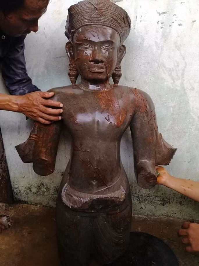Nhieu nguoi keo nhau di… lay buc tuong da gay tay, chan
