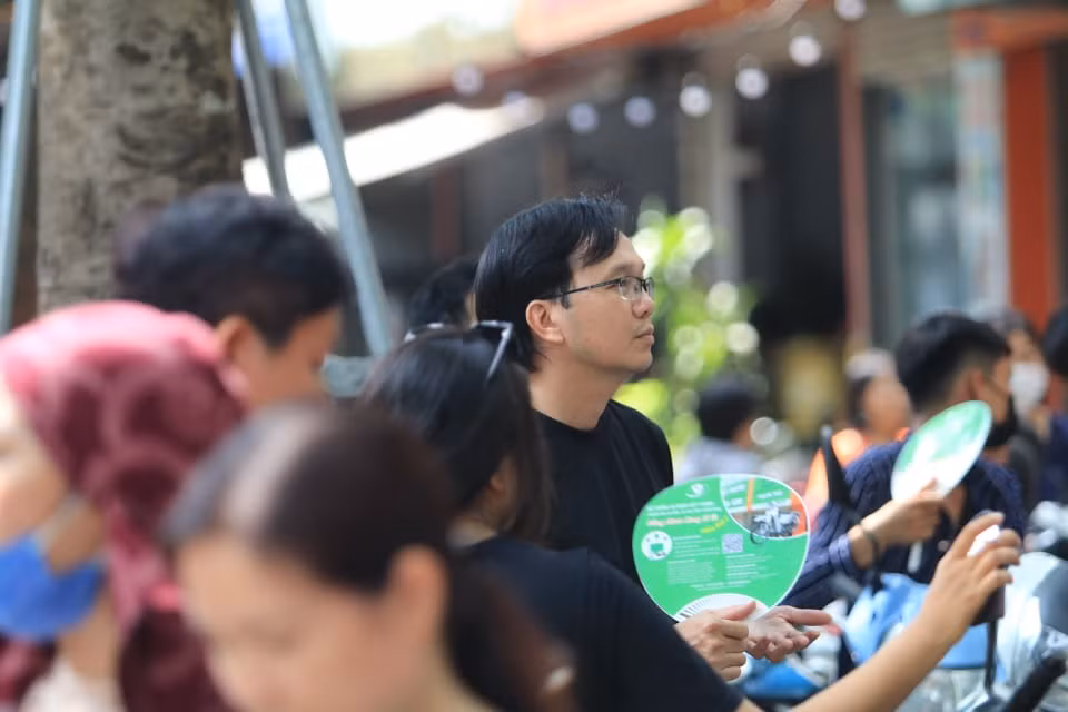 Sự căng thẳng hiện rõ trên khuôn mặt của các phụ huynh. (Ảnh: Báo Tin Tức).
