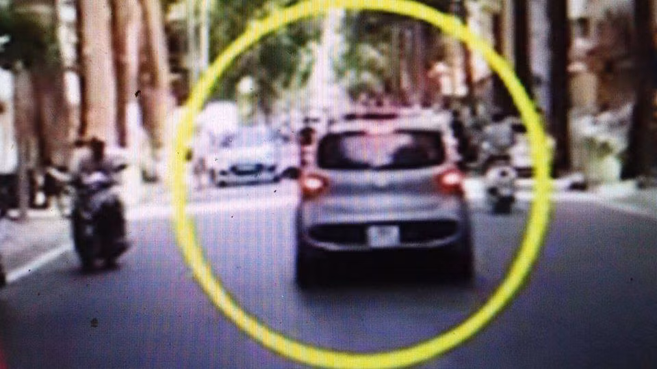 Video: Tai xe o to hat cong an len nap capo xe roi bo chay o Ha Noi