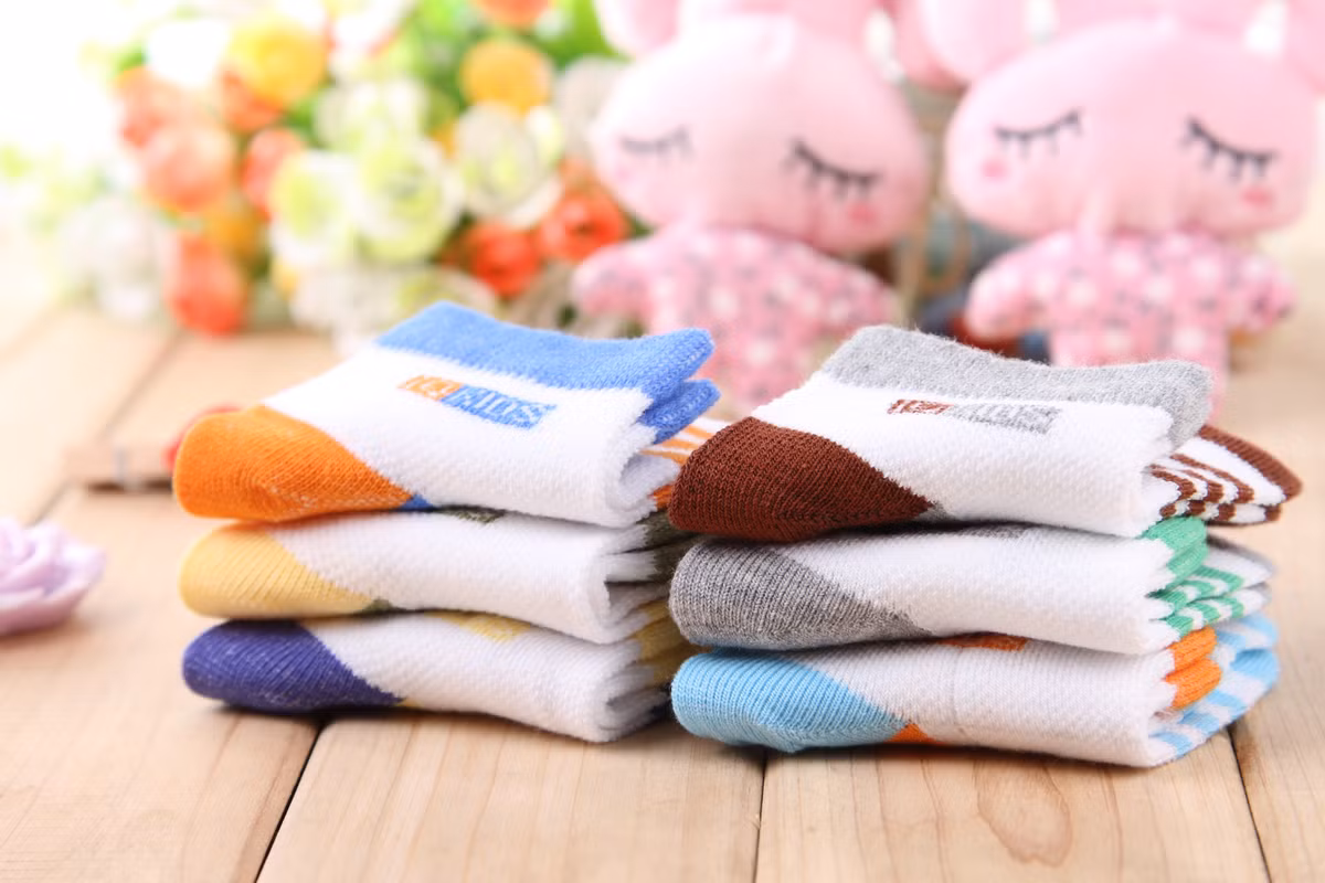 Độ dài ngắn của tất không tương thích, thói quen này gặp nhiều ở nữ giới. Có một số bạn nữ vì lông chân đậm nên quanh năm đi tất quần trong khi đó có một số bạn quanh năm đi tất ngắn. Thói quen này sẽ ảnh hưởng đến đường tiết niệu và vận tình cảm, vận đào hoa cũng sẽ không được như ý. Lời khuyên: Nên đi tất phù hợp với từng trường hợp, từng thời tiết và từng bộ trang phục.