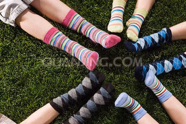 Đi tất không phù hợp với hoàn cảnh, ví dụ ở những môi trường hoặc nơi trang trọng lại đi những đôi tấc không phù hợp. Thói quen này sẽ ảnh hưởng đến vận thế, gây nhiều bất lợi đến nhiều mặt trong vận thế của bạn. Lời khuyên: Cần lựa chọn tất đi cho phù hợp với địa điểm mà mình xuất hiện.