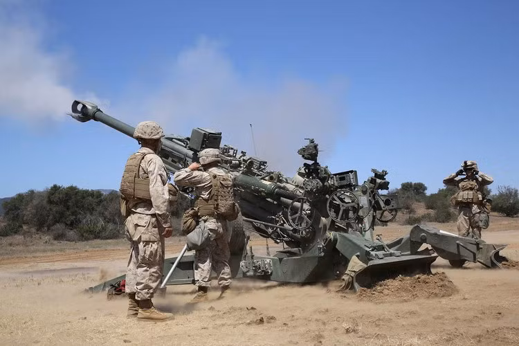 Mẫu pháo này tham chiến lần đầu trong cuộc chiến của Mỹ tại Afghanistan. Hiện tại M777 đang tham chiến tại Syria gây ra nhiều đòn sấm sét cho quân khủng bố IS cũng như các cánh quân đối lập với lực lượng SDF.