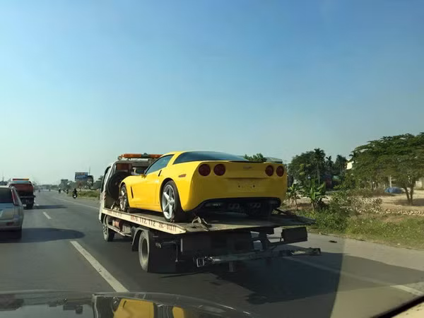 Cặp đôi xe thể thao Chevrolet Corvette trên đường phố Việt ảnh 2