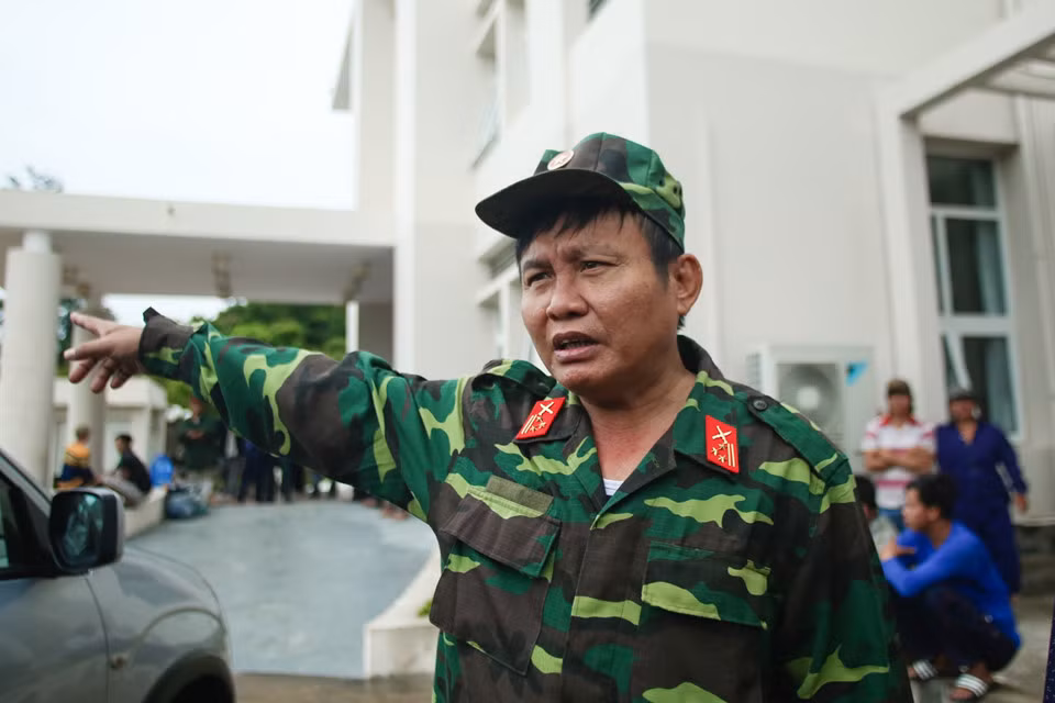 Nhận được tin giờ chót có một du thuyền nước ngoài xin cập cảng Bến Đầm tránh bão, ông Dũng chỉ đạo triển khai ngay lực lượng xử lý.