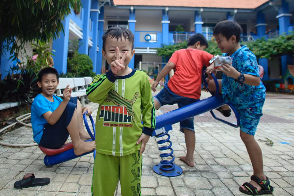 Bà Cao Thị Hải, hiệu trưởng trường mầm non Tuổi Thơ, cho biết 20 cán bộ giáo viên của trường đã túc trực 24/24 để giúp đỡ người dân và các em nhỏ. Dân trú bão được lo ăn uống đầy đủ.