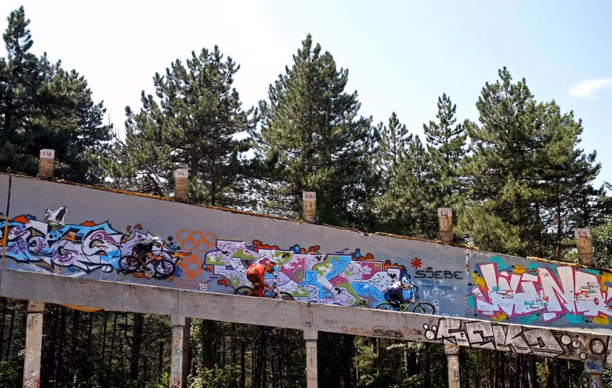 Những hình ảnh graffiti được vẽ ở khắp nơi.