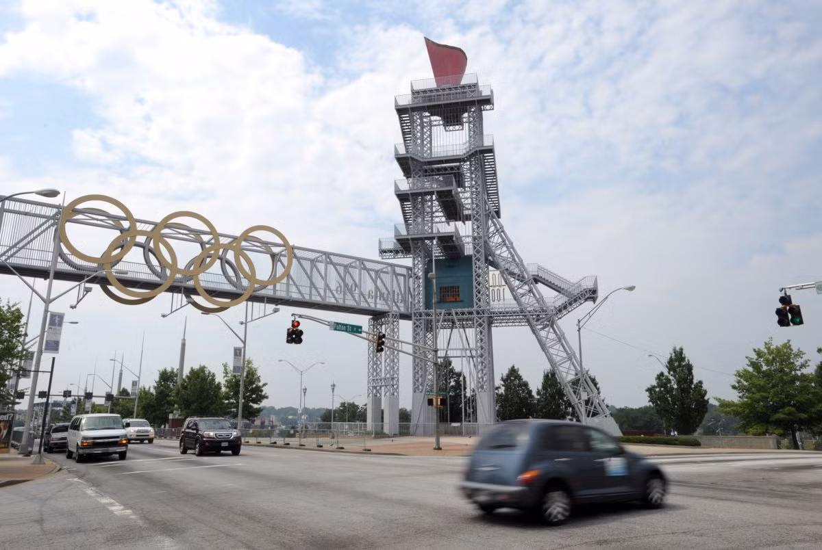 Biểu tượng Olympic một thời ở sân vận động Centennial (hiện có tên sân vận động Turner Field) ở Atlanta nhìn ra đường cao tốc. Nơi này sẽ bị dỡ bỏ vào năm 2017.