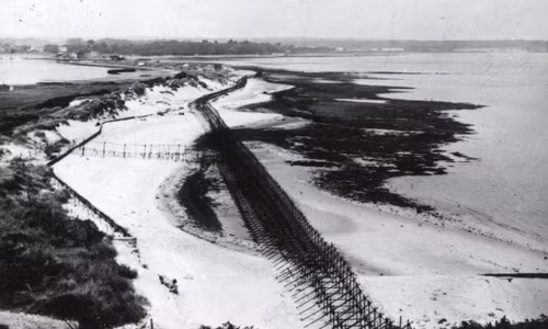 Năm 1940, bãi biển Mudeford (trong ảnh), Anh được sử dụng để xây dựng tuyến phòng thủ trên biển chống lại cuộc xâm lược của trùm phát xít Hitler. Ngày nay, vùng đất này ở Anh "thay da đổi thịt" khá nhiều sau cuộc chiến chống Đức quốc xã. Bức ảnh chụp bãi biển ở Mudeford hiếm có chụp năm 1940 này được bảo quản trong kho lưu trữ của bảo tàng Red House ở Christchurch.