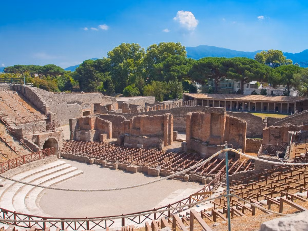 Vào thời điểm hưng thịnh, Pompeii là một thành phố vô cùng nhộn nhịp với các quán cafe, Thermopolium (giống quán bar phục vụ đồ uống), nhà hàng và giảng đường lớn với sức chứa 2.000 chỗ ngồi.