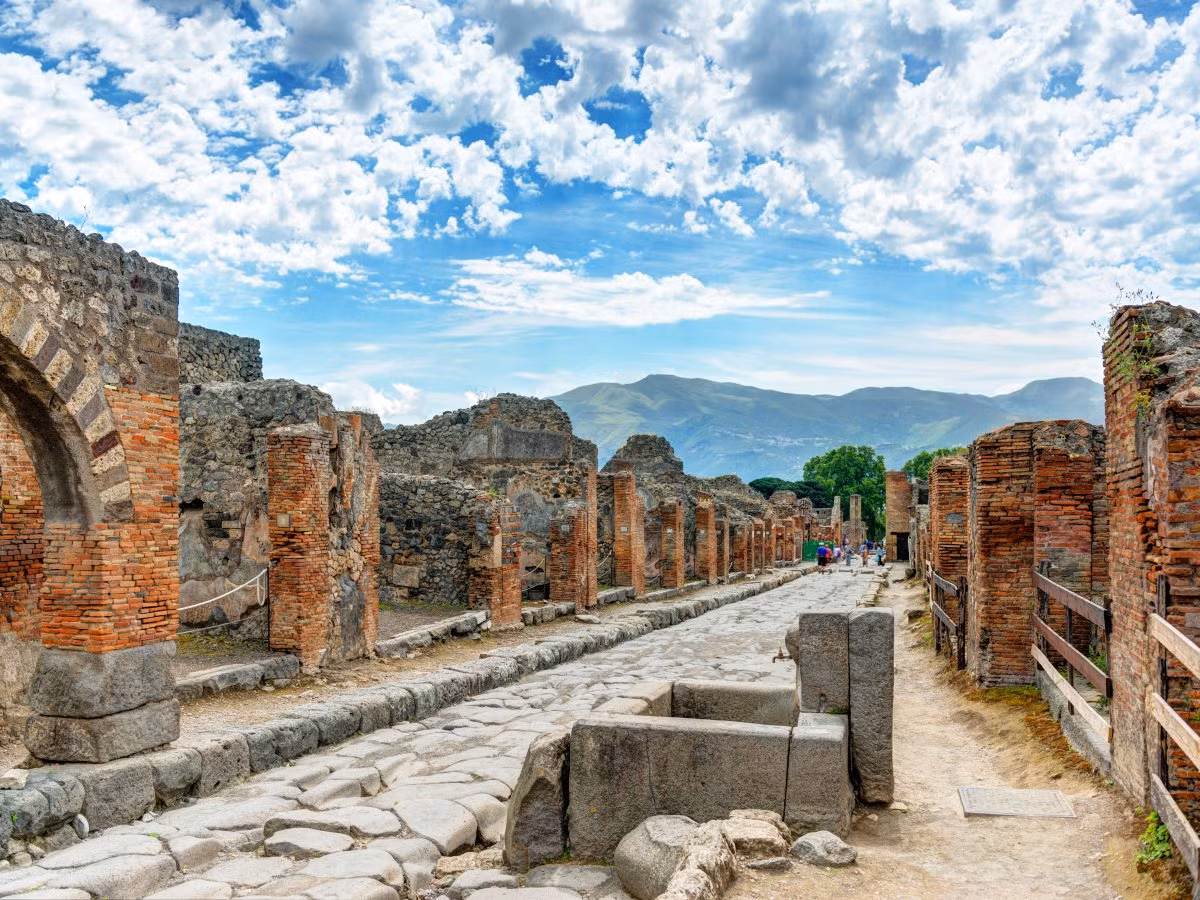 Người ta ước tính rằng có khoảng 20.000 người sống ở thành phố cổ Pompeii khi núi lửa xóa sổ khu dân cư này, khiến toàn bộ chết trong tư thế đau thương, quằn quoại.