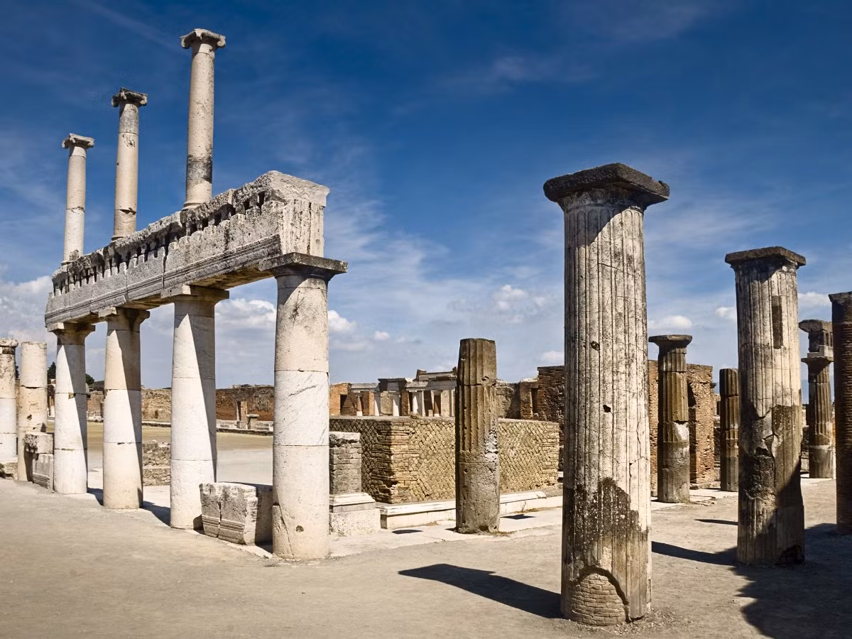Những tàn tích về thành phố cổ Pompeii đứng hiên ngang giữa trời đất.