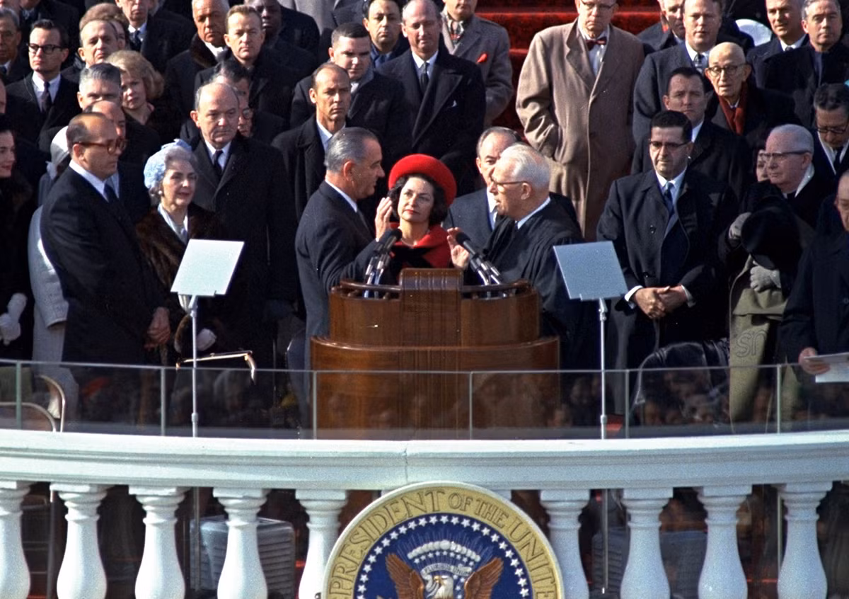 Lyndon Johnson tuyên thệ nhiệm kỳ 2 ngày 20/1/1965 ở phía trước tòa nhà Quốc hội Mỹ ở Washington DC.